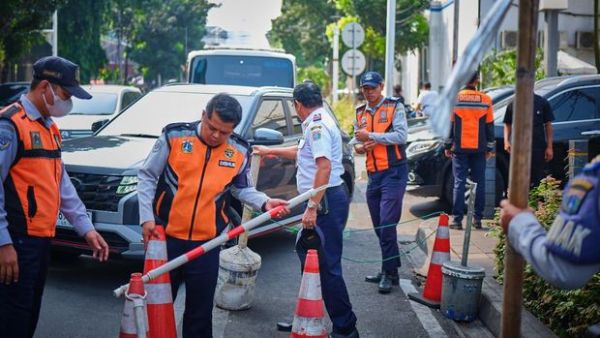 Sudinhub Jaksel menindak kendaraan-kendaraan yang diparkir sembarangan di Jalan Senopati Raya, Jaksel, pagi ini. Sebanyak 10 sepeda motor diangkut petugas. (dok Istimewa)