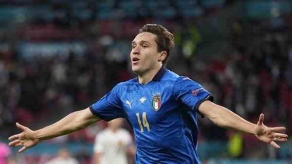 Gelandang Italia Federico Chiesa merayakan gol pertamanya saat pertandingan semifinal UEFA EURO 2020 antara Italia dan Spanyol di Stadion Wembley di London pada 6 Juli 2021.