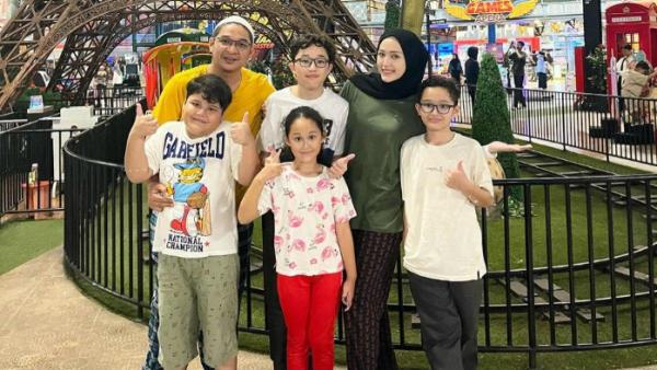 Kebersamaan Pasha Ungu dan Adelia Wilhelmina dengan keempat anaknya