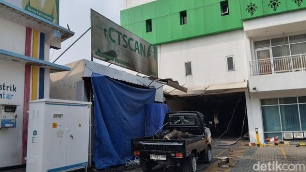 Kondisi ruang genset di RS Citra Arafiq Depok usai terbakar. (Maulana/detikcom)