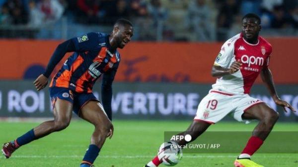 Youssouf Fofana (kanan) vs Modibo Sagnan (kiri) di L1 Prancis antara Montpellier Herault vs Monaco di Stade de la Mosson di Montpellier, Prancis selatan, pada 12 Mei 2024.