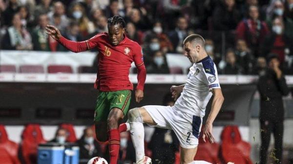 Renato Sanches vs Strahinja Pavlovic di grup A kualifikasi Piala Dunia FIFA Qatar 2022 antara Portugal dan Serbia, di stadion Luz di Lisbon, pada 14 November 2021.