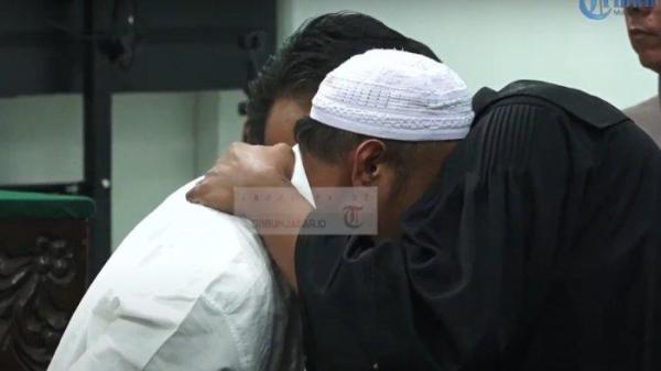 Yosep Hidayah dipeluk kuasa hukumnya setelah Majelis Hakim Pengadilan Negeri Subang yang memimpin sidang putusan Kasus Pembunuhan Ibu dan anak memvonis dia dengan hukuman 20 penjara, Kamis (25/7/2024).