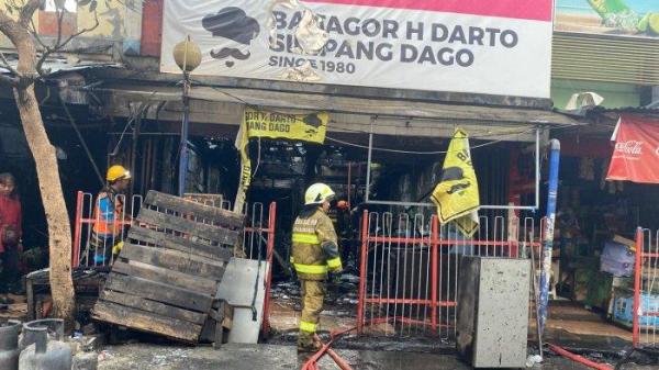 Kios Batagor H Darto yang ada di Komplek Pasar Simpang Dago terbakar habis pada Jumat (26/7/2024). Nappisah