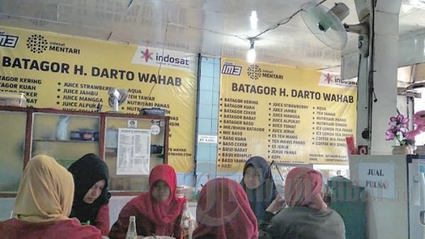 Tampak beberapa pengunjung sedak asyik menikmati sajian Batagor H Darto dan beberapa menu lainnya.