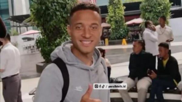 Unggahan akun Instagram fans base Persib Bandung, @persibtalk.id, memperlihatkan sosok calon pemain asing baru Mailson Lima sudah tiba di sebuah bandara di Indonesia, Jumat (26/7/2024).