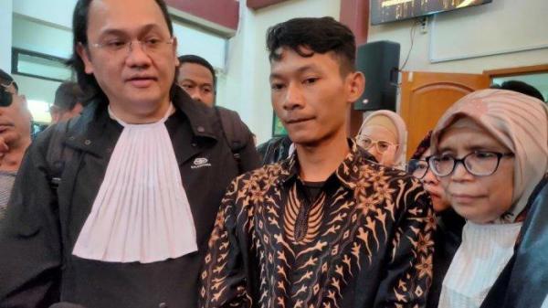 Dua kuasa hukum Saka Tatal, Farhat Abbas (kiri) dan Titin Prialianti (kanan) saat mendampingi Saka Tatal konferensi pers usai sidang PK kedua di Pengadilan Negeri Cirebon, Jumat (26/7/2024)