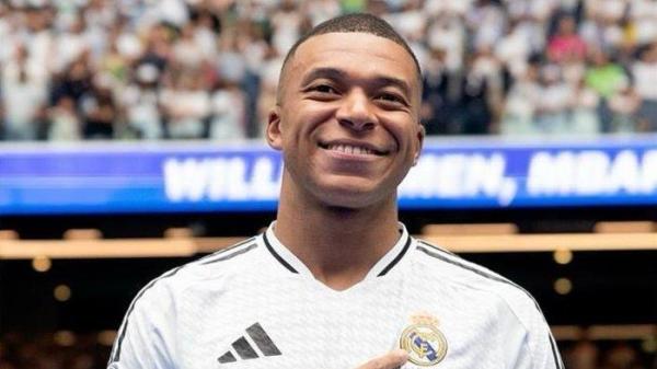 Kylian Mbappe diperkenalkan Real Madrid sebagai pemain anyar di Stadion Santiago Bernabeu, Madrid, Selasa (16/7/2024).