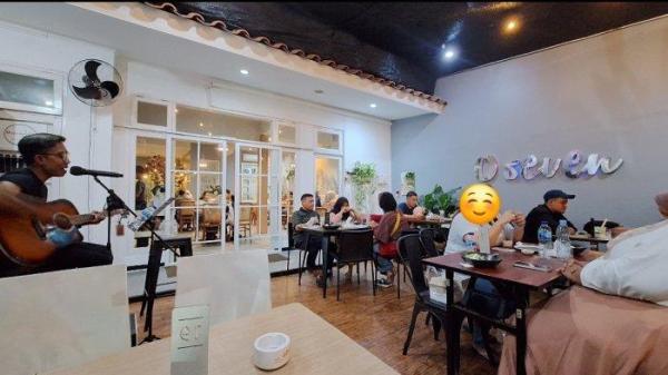 O Seven Coffee selalu menampilkan live music setiap weekend.