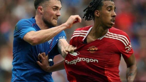 John Souttar vs Leny Yoro saat Manchester United vs Rangers di laga Persahabatan Pra-Musim di Stadion BT Murrayfield pada 20 Juli 2024 di Edinburgh, Skotlandia.