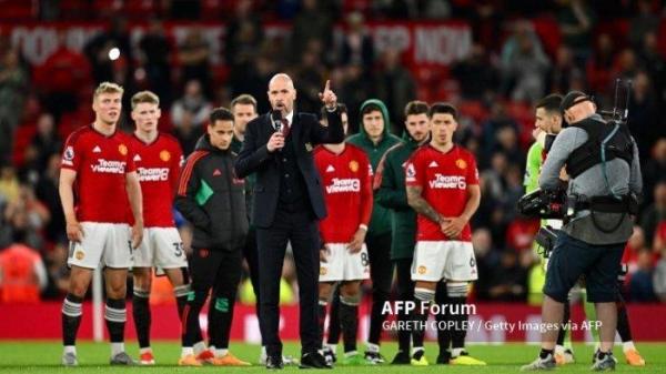 Pelaih Manchester United, Erik ten Hag berbicara kepada penggemar setelah kemenangan di Liga Inggris 3-2 antara Manchester United vs Newcastle United di Old Trafford pada 15 Mei 2024.