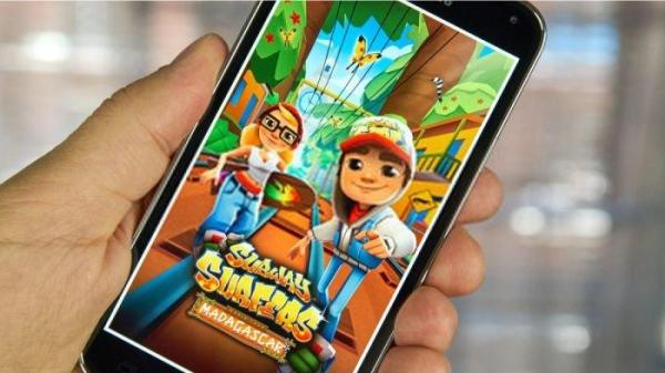 Ilustrasi Handphone Android yang dipakai untuk main game Subway Surfers