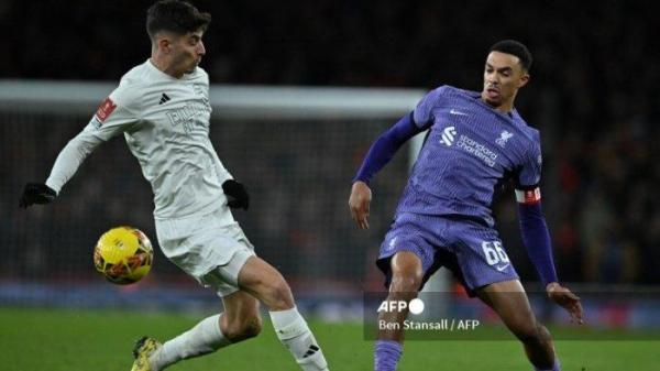 Kai Havertz vs Trent Alexander-Arnold di Piala Liga Inggris atau Carabao Cup antara Arsenal vs Liverpool di Stadion Emirates di London pada 7 Januari 2024.  ​