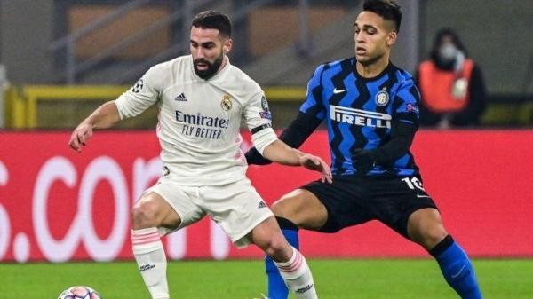 Bek Spanyol Real Madrid Dani Carvajal (Kiri) bekerja di sekitar penyerang Argentina Inter Milan Lautaro Martinez selama pertandingan sepak bola Grup B Liga Champions UEFA Inter Milan vs Real Madrid pada 25 November 2020 di stadion Giuseppe-Meazza (San Siro) di Milan.