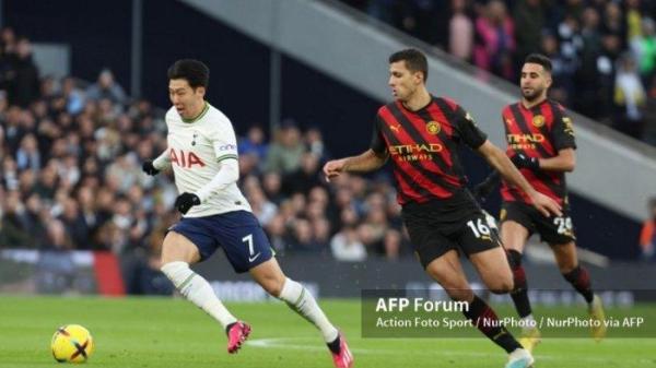 Son Heung-Min vs Rodrigo di Liga Inggris antara Tottenham Hotspur vs Manchester City di Stadion Tottenham Hotspur di London, Inggris, 05 Februari 2023.