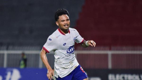 Potret Saddil Ramdani ketika bermain di lapangan sepak bola membela Sabah FC