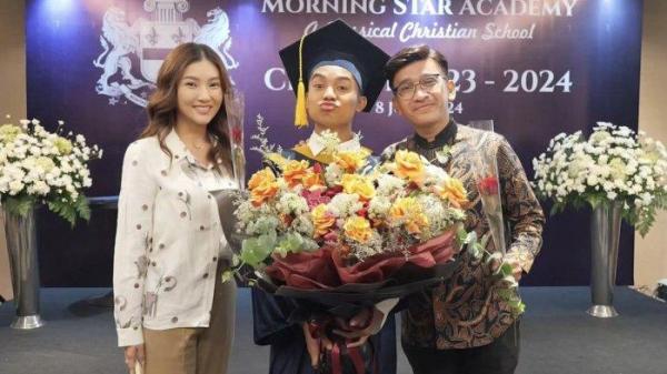 Ruben Onsu dan Sarwendah hadiri acara kelulusan Betrand Peto.