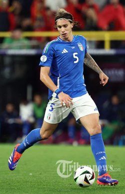 Bek Italia Riccardo Calafiori (5) mengontrol bola selama pertandingan sepak bola Grup B UEFA Euro 2024 antara Italia dan Albania di BVB Stadion di Dortmund (5 Juni 2024). Italia berhasil menundukan Albania dengan kemenangan 2-1. (FRANCK FIFE / AFP)
