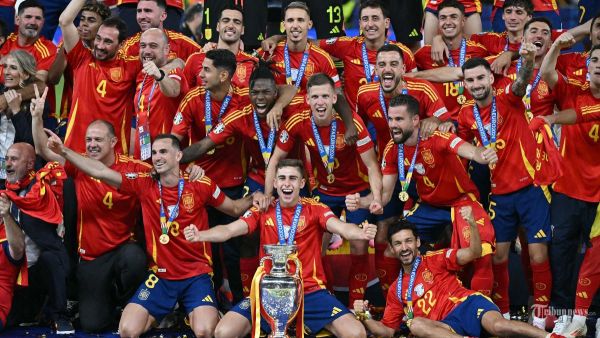 Penyerang Spanyol #25 Fermin Lopez (tengah) merayakan dengan trofi setelah memenangkan pertandingan sepak bola final UEFA Euro 2024 antara Spanyol dan Inggris di Olympiastadion di Berlin pada 14 Juli 2024. (Photo by JAVIER SORIANO / AFP)
