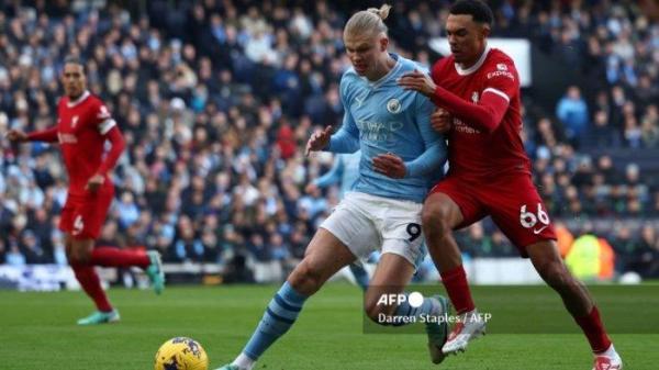 Trent Alexander-Arnold vs Erling Haaland di Liga Inggris antara Manchester City vs Liverpool di Stadion Etihad di Manchester, barat laut Inggris, pada 25 November 2023 .