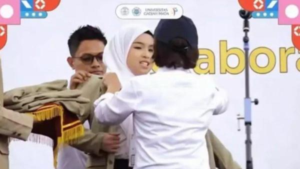 Momen Putri Ariani kenakan almamater UGM