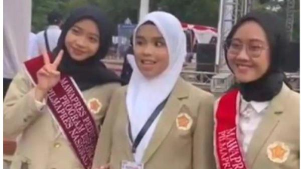 Putri Ariani dan teman barunya di UGM