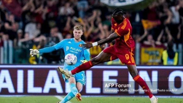 Josep Martinez vs Tammy Abraham di Liga Italia Serie A antara Roma vs Genoa di Stadion Olimpico pada 19 Mei 2024 di Roma, Italia.