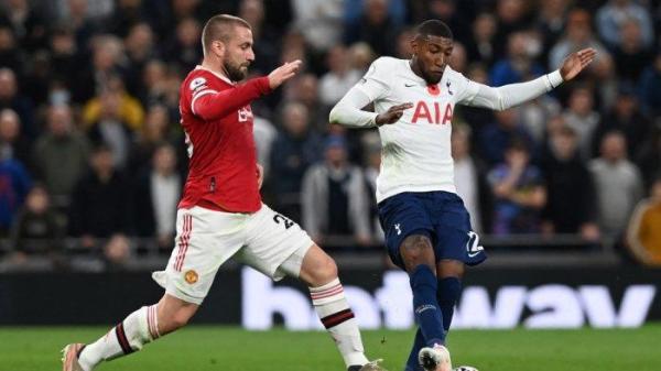 Luke Shaw vs Emerson Royal di Liga Inggris antara Tottenham Hotspur vs Manchester United di Stadion Tottenham Hotspur di London, pada 30 Oktober 2021.