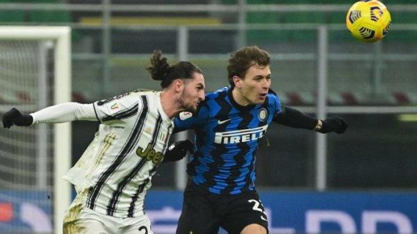 Adrien Rabiot dan Nicolo Barella di semifinal Piala Italia Inter Milan vs Juventus pada 2 Februari 2021 di stadion San Siro di Milan.