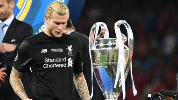 Ekspresi kiper Liverpool, Loris Karius, setelah menerima medali perak Liga Champions 2017-2018 seusai laga final kontra Real Madrid di Stadion NSC Olimpiyskiy, Kiev, Ukraina, pada Sabtu (26/5/2018).