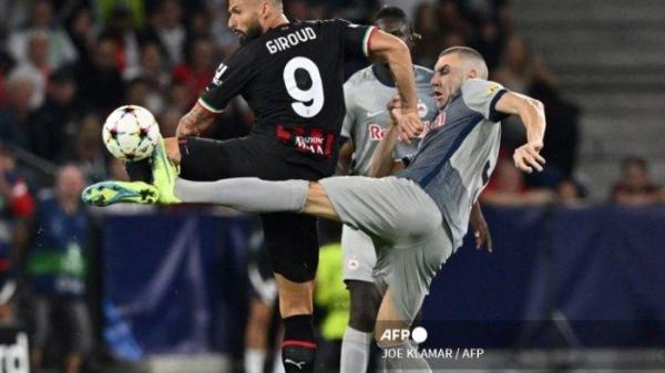 Olivier Giroud vs Strahinja Pavlovic di Grup E Liga Champions FC Salzburg vs AC Milan pada 6 September 2022, di Salzburg, Austria.