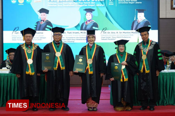 Tiga-Guru-Besar-FIK-FT-dan-FIP.jpg