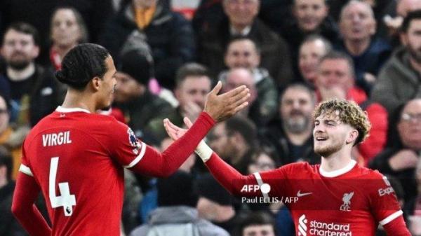 Harvey Elliott dan Virgil van Dijk di Liga Inggris antara Liverpool vs Luton Town di Anfield di Liverpool, barat laut Inggris pada 21 Februari, 2024.
