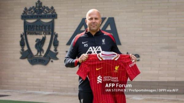 Pelatih Liverpool, Arne Slot, di Pusat Pelatihan AXA di Liverpool, Inggris