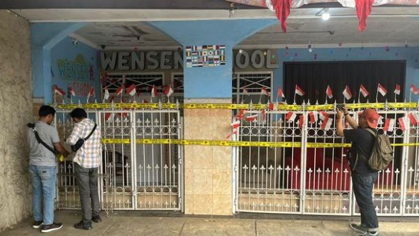 Polisi menyegel Wensen School, lokasi balita dianiaya Meita Irianty.