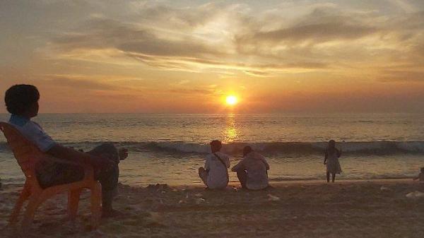 Wisatawan menikmati keindahan sunset di Pantai Sambolo I Anyer.