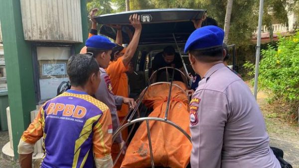 Mayat diduga warga negara asing (WNA) terdampar di Pantai Marbella Anyer, Kabupaten Serang bersama surat yang dimasukkan dalam botol (Dok. Istimewa)