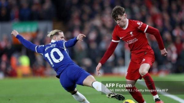 Conor Bradley vs Mykhaylo Mudryk di Liga Inggris antara Liverpool vs Chelsea di Anfield pada 31 Januari 2024 di Liverpool, Inggris.