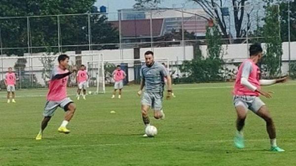 Gelandang Persib Bandung, Marc Klok, menggiring bola pada sesi gim internal di Stadion Sidolig, Bandung, Selasa (30/7/2024) sore.