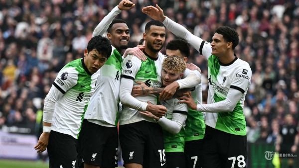 Striker Liverpool asal Belanda #18 Cody Gakpo (tengah) merayakan bersama rekan satu timnya setelah tembakannya dibelokkan ke gawang oleh dua pemain West Ham selama pertandingan sepak bola Liga Utama Inggris antara West Ham United dan Liverpool di Stadion London, di London pada 27 April. 2024. (Photo by Ben Stansall / AFP)
