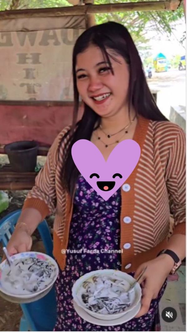 Cantik dan Seksi, Penjual Es Dawet Ireng Ini Bikin Salfok