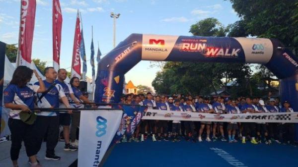 Ribuan peserta ikuti kegiatan Run & Walk yang diselenggarakan oleh Mandala Finance. 
