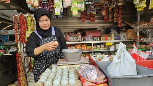 Update Harga Sembako di Jogja Hari Ini Minggu 4 Agustus 2024.FOTO: Pedagang sembako bernama Rahmawati (41) yang mengeluhkan sepi pembeli pascaIdul Adha