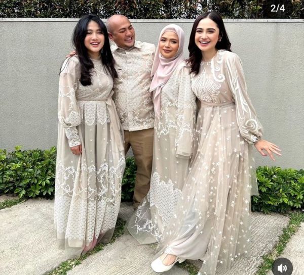 Potret Syifa Hadju dan keluarganya.