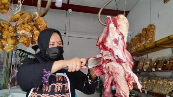 Pedagang Daging Sapi Berkah Intan di Pasar Sleman, atau berada di Kalurahan Triharjo, Kapanewon Sleman, Kabupaten Sleman, DI Yogyakarta, sedang memotong Daging sapi, Jumat (10/6/2022) pagi.
