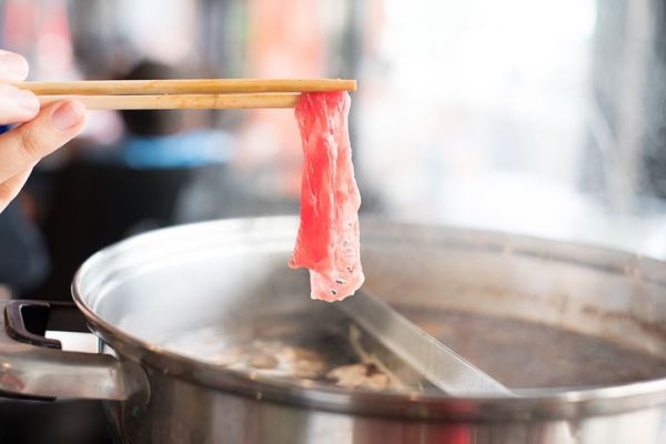 Tak Terima Ditegur Saat Makan, Netizen Ribut dengan Restoran