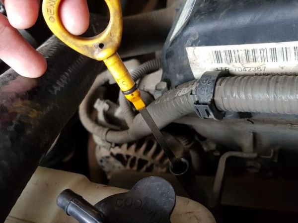 Cara cek Kualitas Oli Mesin dari Dipstick Oli
