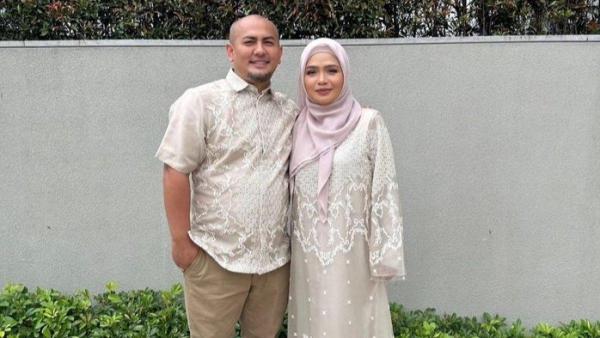 Shendy tampil anggun mengenakan gamis sedangkan Andre memakai kemeja.
