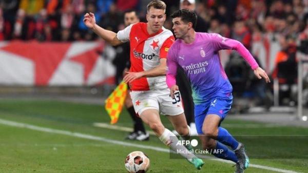 Ondrej Zmrzly vs Christian Pulisic di Liga Europa antara Slavia Praha vs AC Milan di Praha pada 14 Maret 2024.