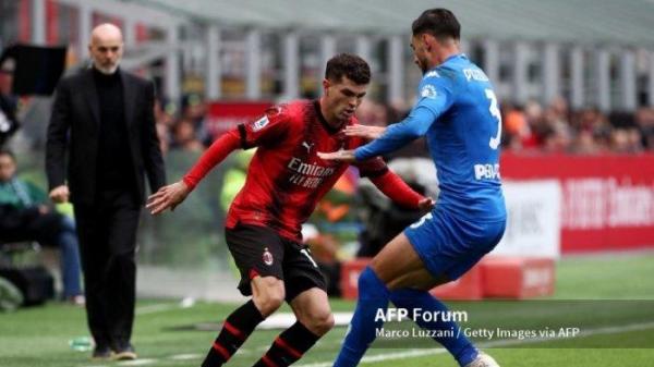 Christian Pulisic vs Giuseppe Pezzella di Liga Italia Serie A antara AC Milan vs Empoli di San Siro pada 10 Maret 2024 di Milan, Italia.